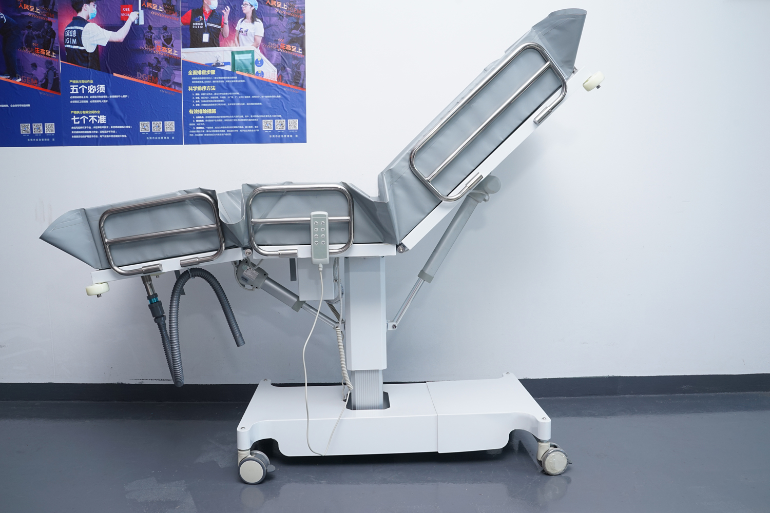 愛樂電動三折式洗澡床、沐浴推床