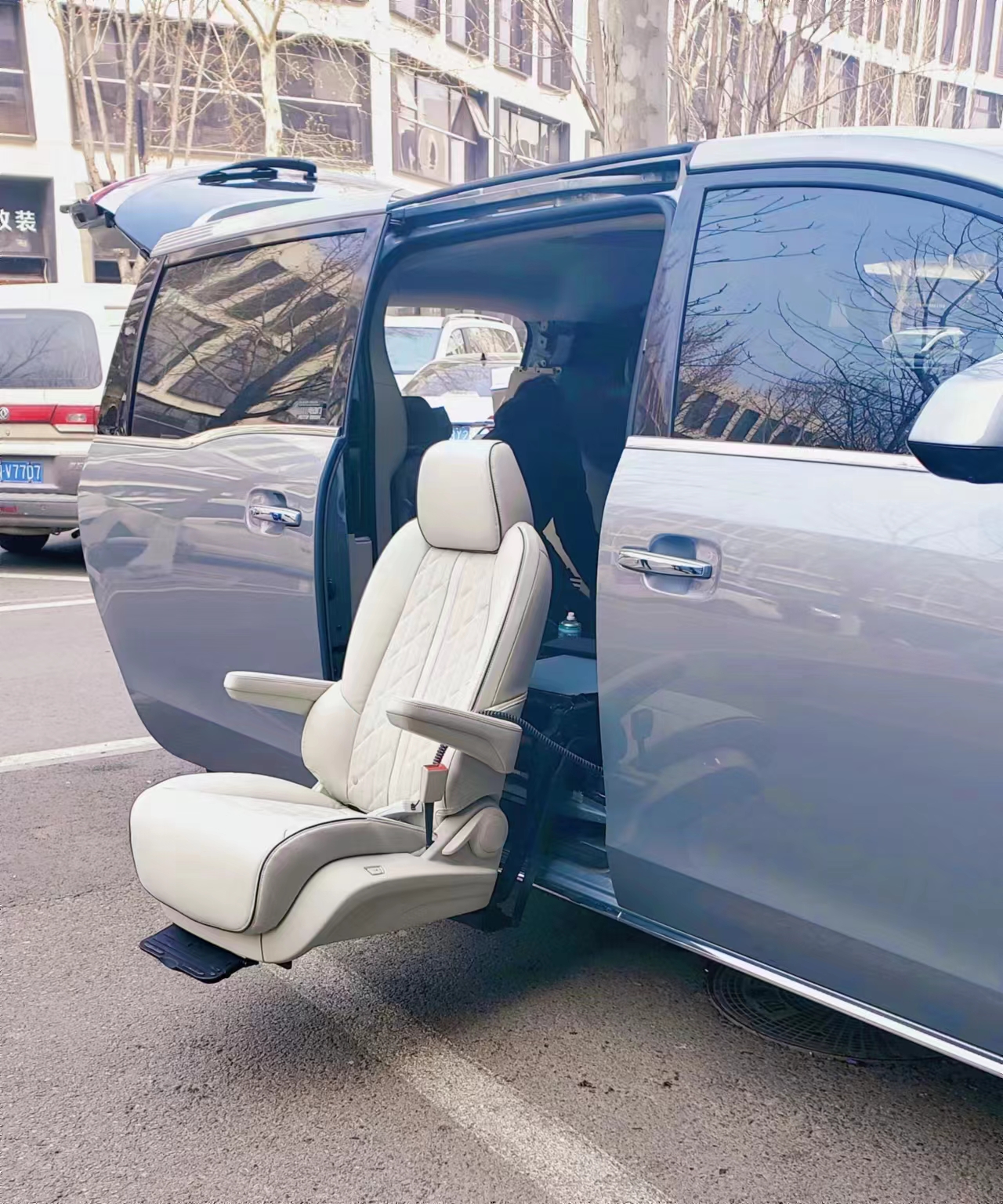 電動旋轉(zhuǎn)升降福祉座椅（ SUV+商務車） 別克652 653