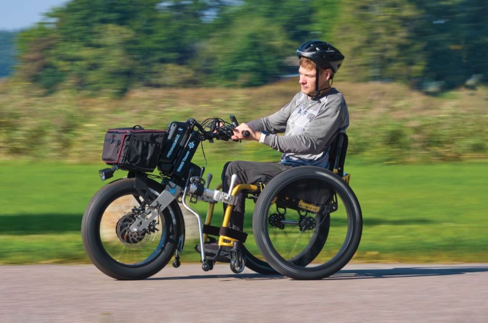 動(dòng)力輔助輪椅設(shè)備