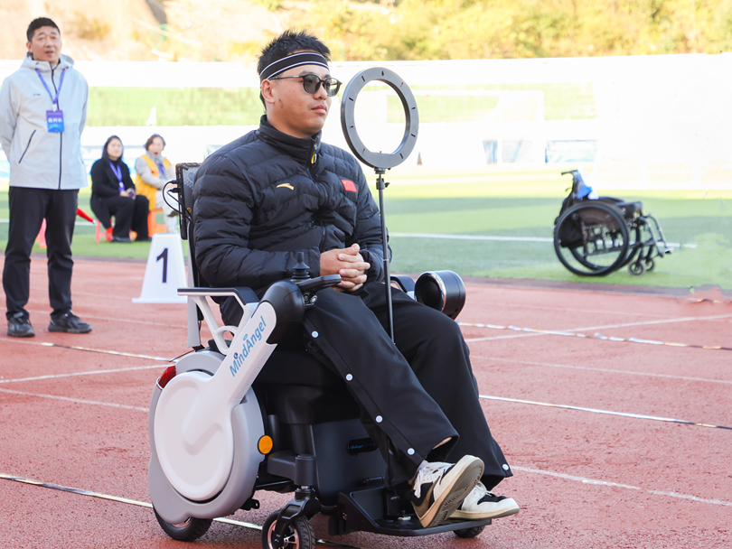 腦控主動(dòng)康復(fù)輪椅